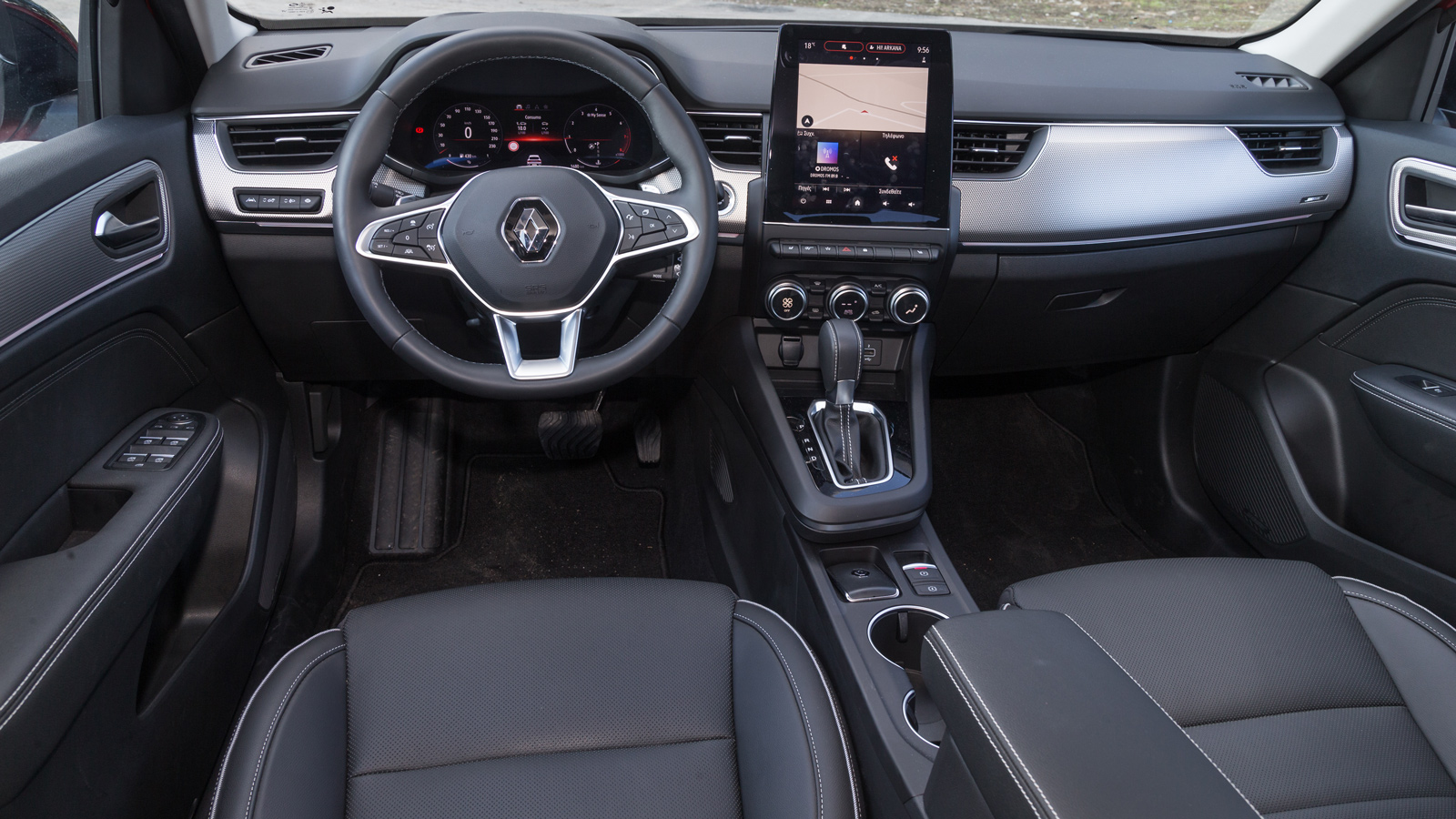 Ποιοτικό και πρακτικό το εσωτερικό του Arkana, με το ταμπλό και οι πόρτες να είναι «ντυμένες» με μαλακά υλικά 